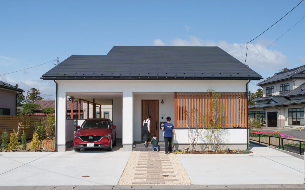 インナーガレージと「繋がる」広縁のある家